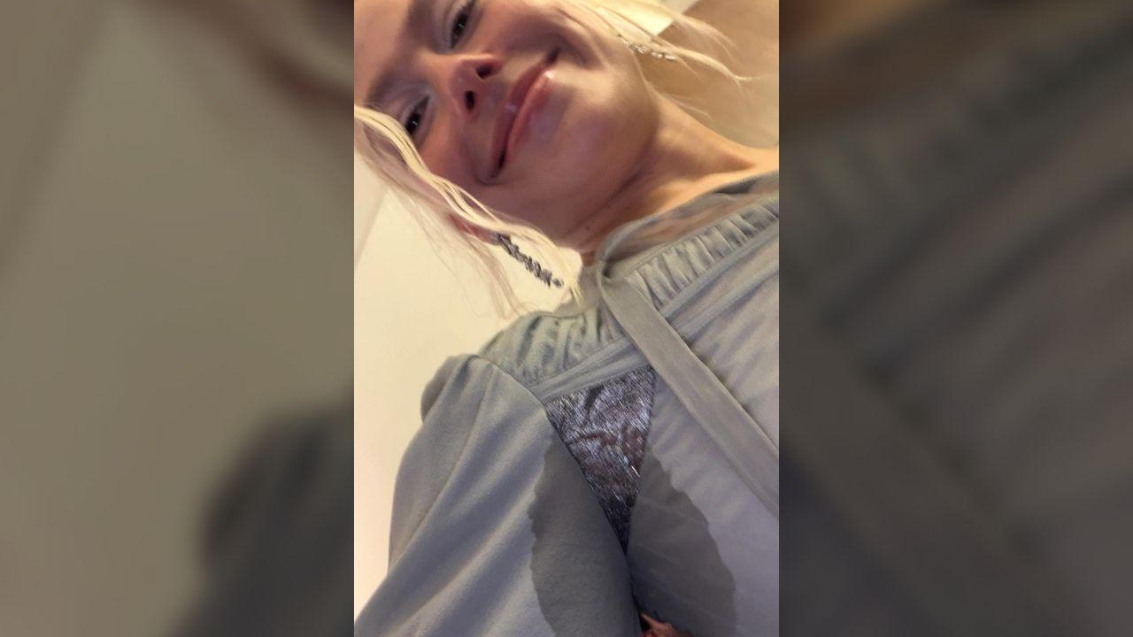 Photo of Phoebe Bridgers showed off her pit stains on Instagram.