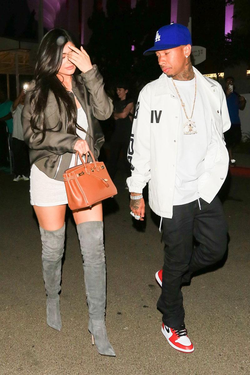 Kylie jenner tyga smile hold hands date night 02