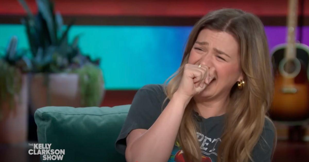 kelly clarkson caught awkwardly staring allison williams botox