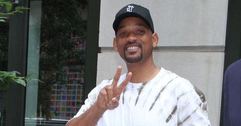 will smith holding up peace sign