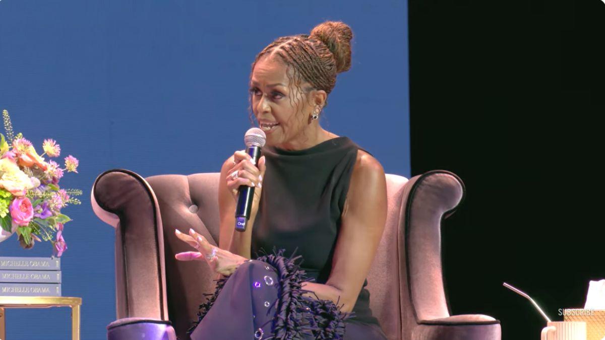 photo of Michelle Obama remembers what she was wearing when she kissed Barack for the first time.