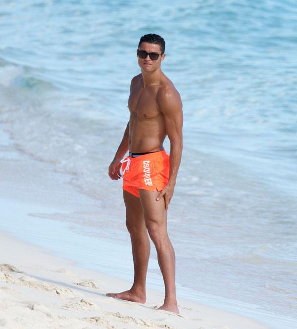 Cristiano ronaldo shirtless beach photos 03