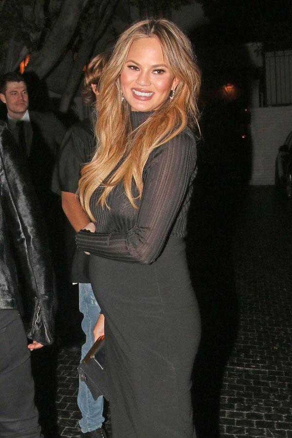 John legend chrissy teigen baby bump date night pics 02