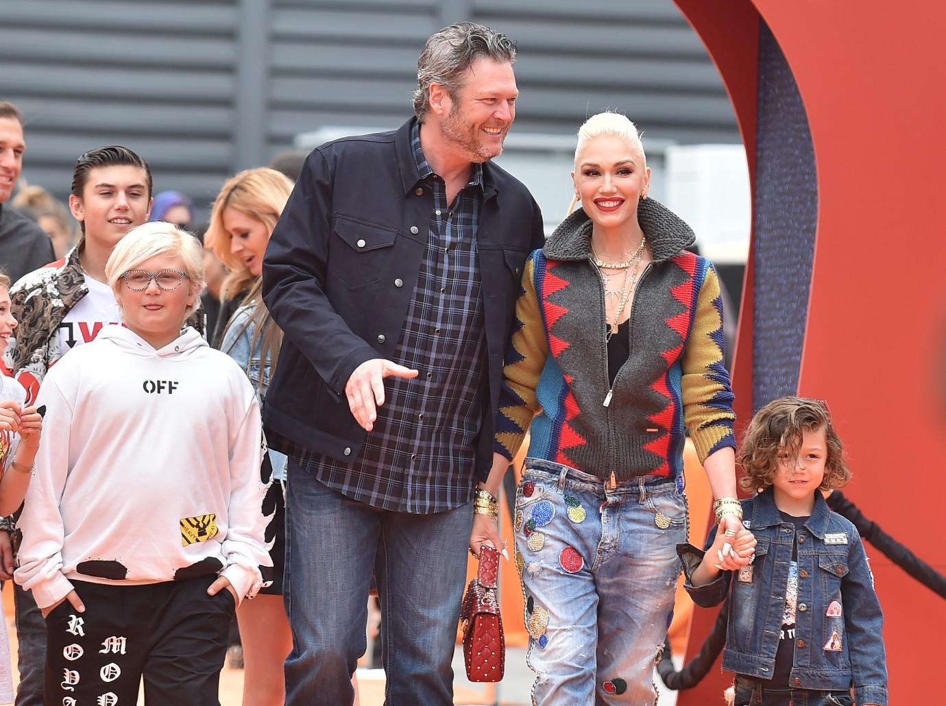 Blake Shelton & Gwen Stefani Sing Surprise Duet At His Concert