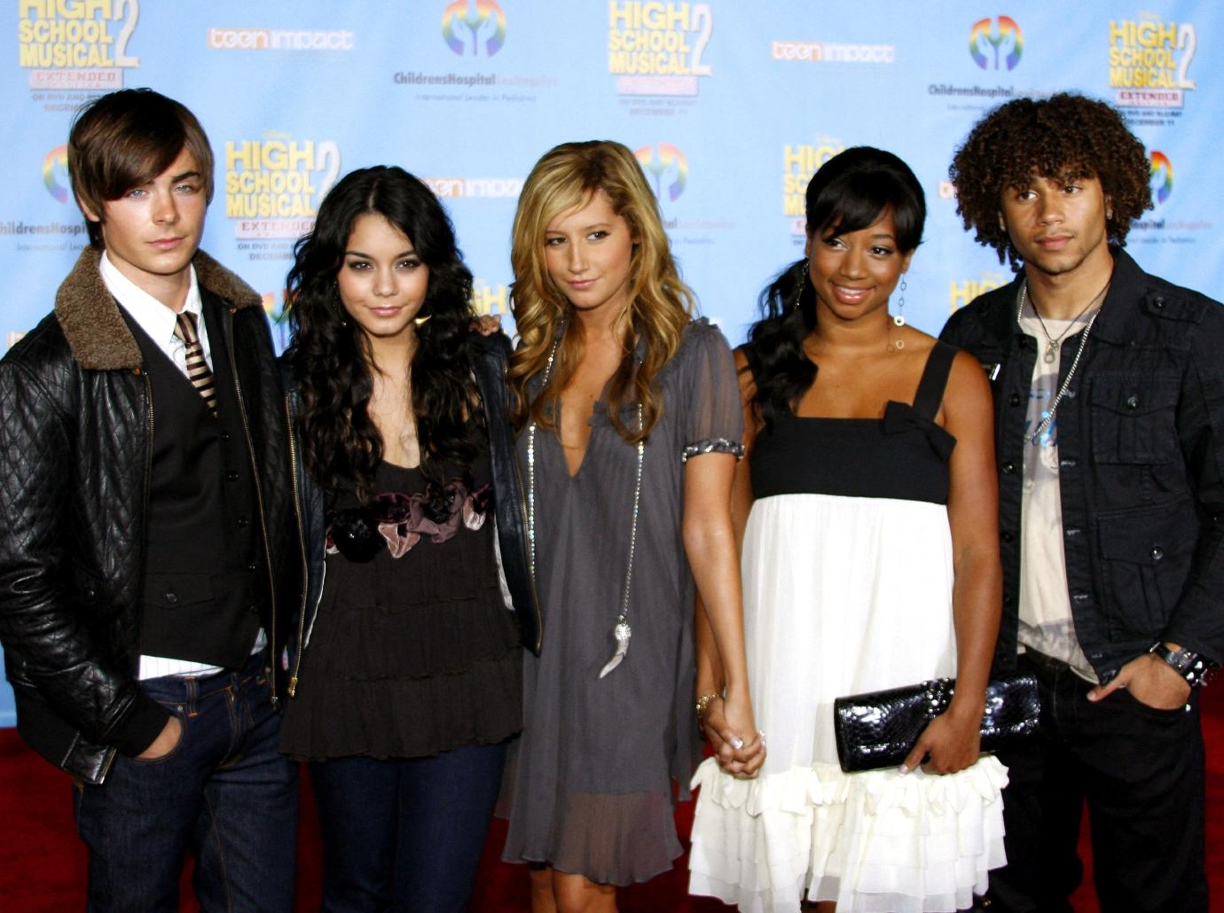 zac efron encouraged date vanessa hudgens high school musical