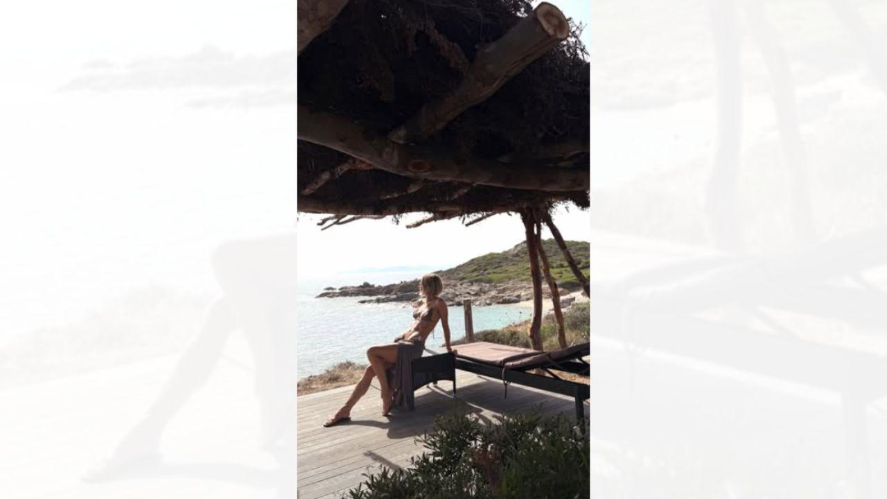 Image of Julianne Hough flaunted her abs for one of the photos. 