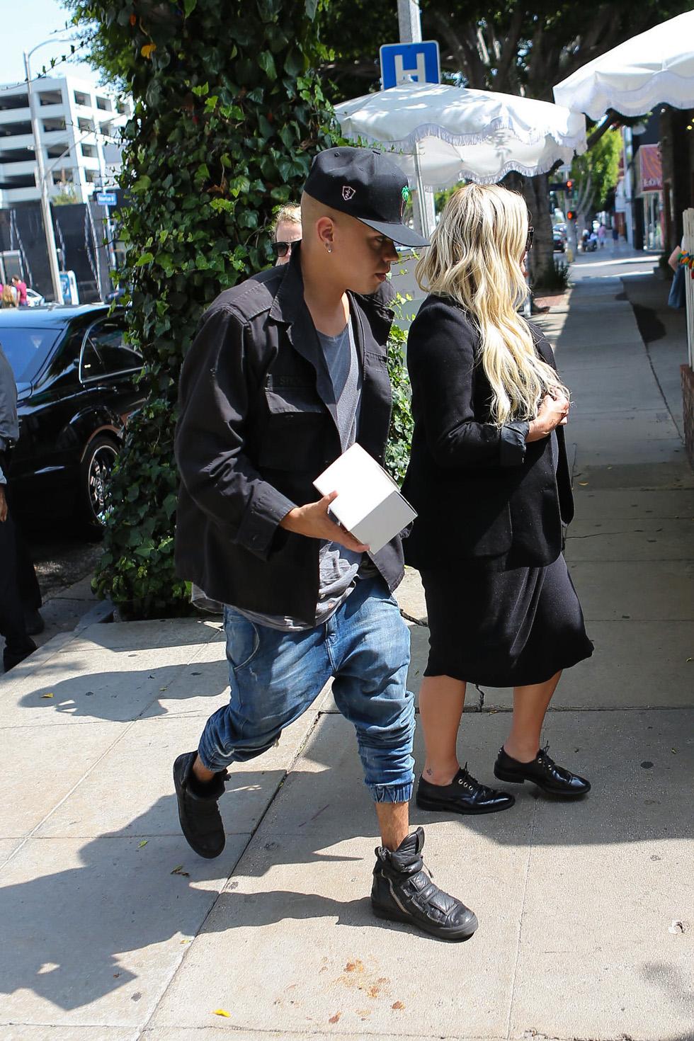 Expecting Ashlee Simpson and Evan Ross have lunch for three at The Ivy