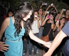 2009__09__mainhorizselena_wenn5359387 225×182.jpg