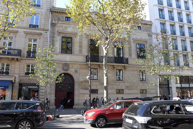 Reality Tv Star Kim Kardashian Robbed at knife Point In Her Paris Apartment