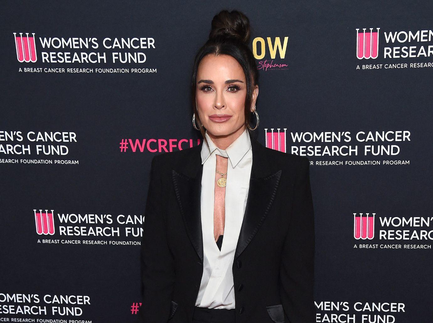 kyle richards humiliated mauricio kiss another woman public