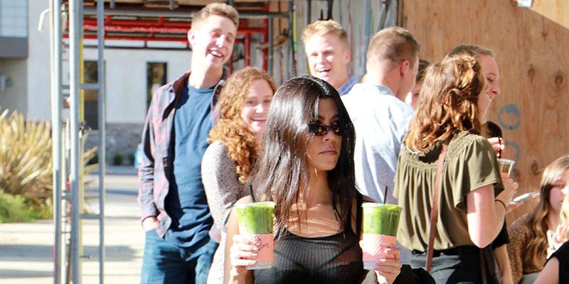 Kourtney kardashian photobombed farmers market main