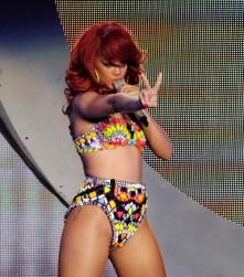 2011__07__Rihanna_July11newsnea 221×300.jpg