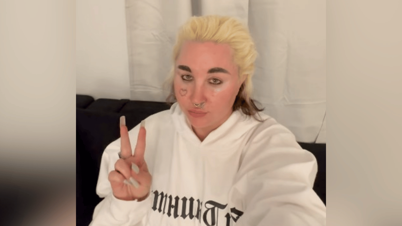Image of Amanda Bynes wore a casual outfit for the video.