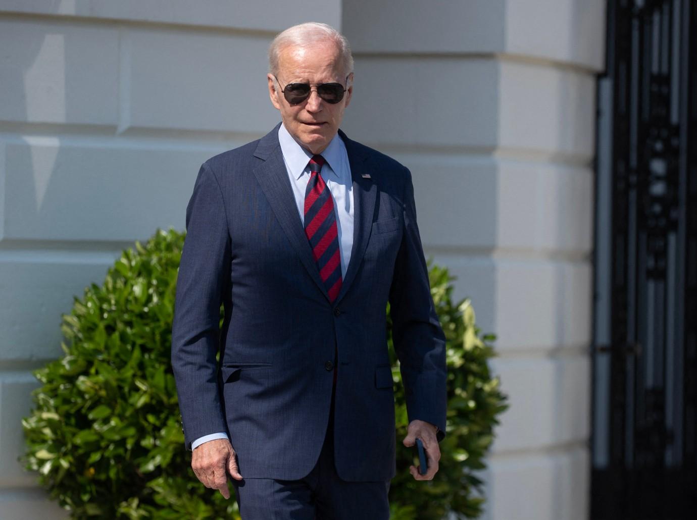 president joe biden bumps head helicopter doorframe after tripping onstage