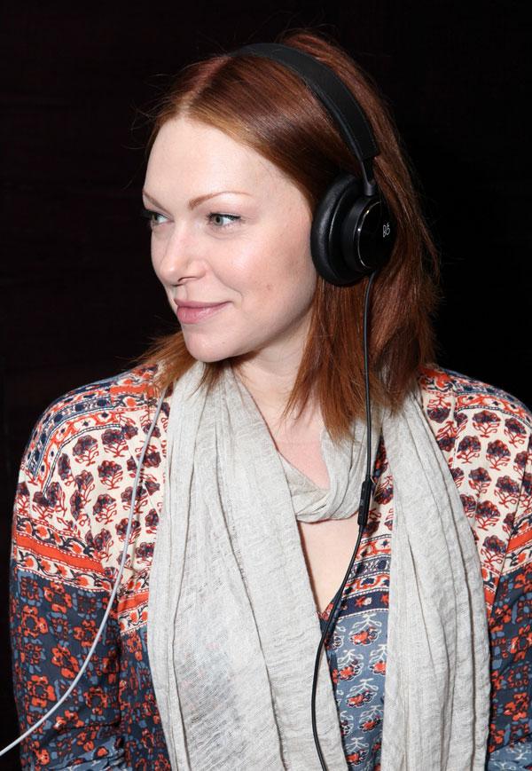 Laura Prepon listens to H6 Bang &#038; Olufsens