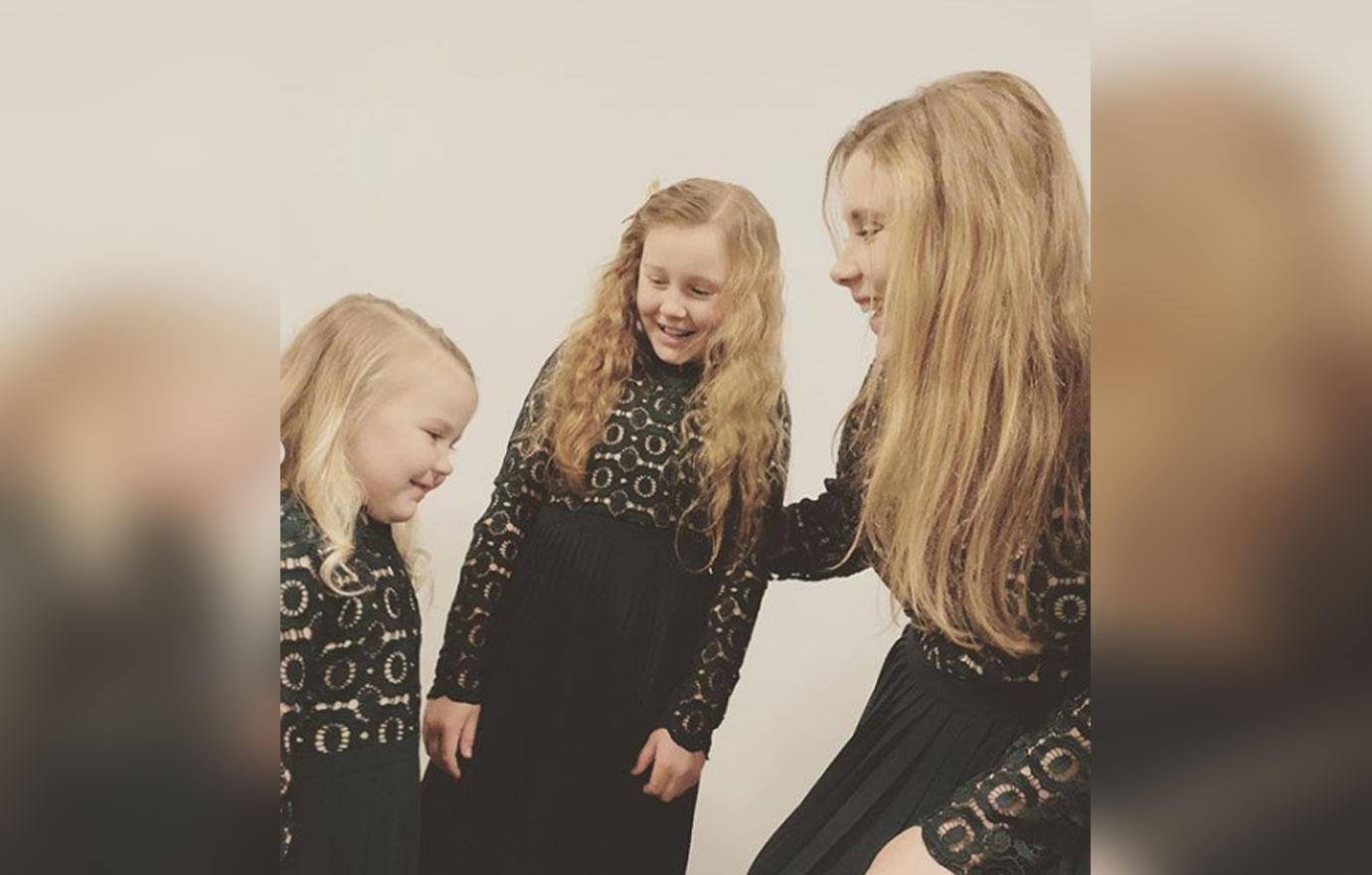 Anna Duggars daughters matching green dresses