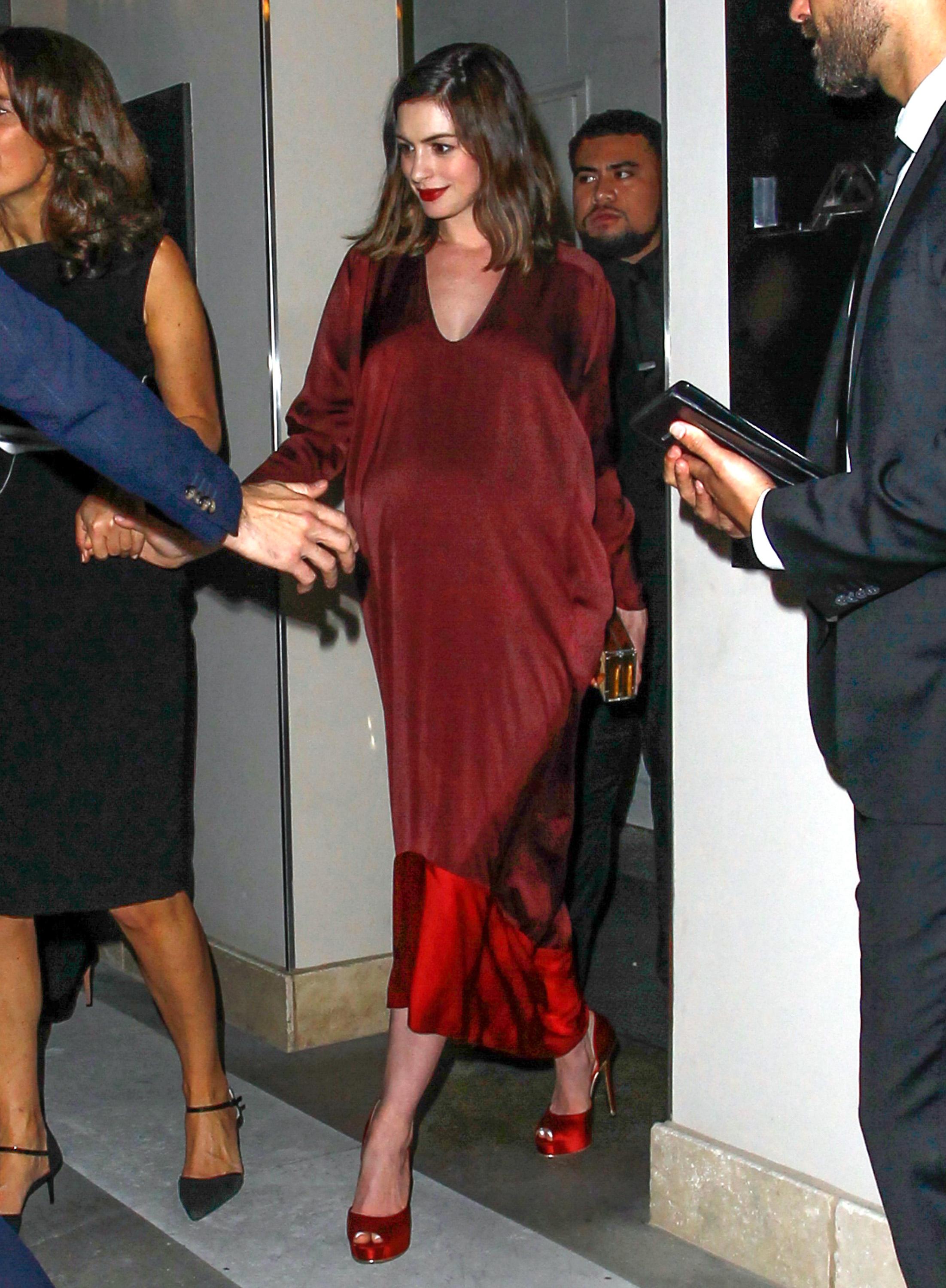 Anne hathaway baby bump photos 1