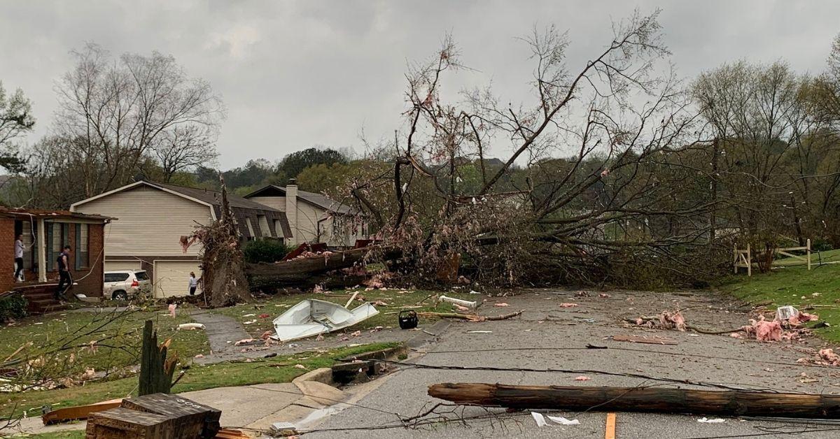 five people die tornado alabama