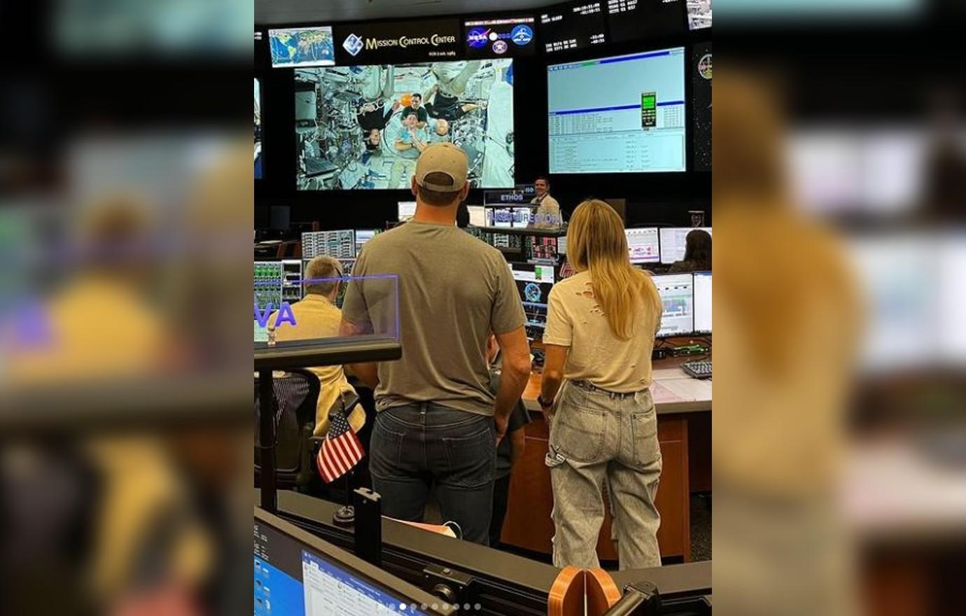 carrie underwood all smiles mike fisher nasa space center