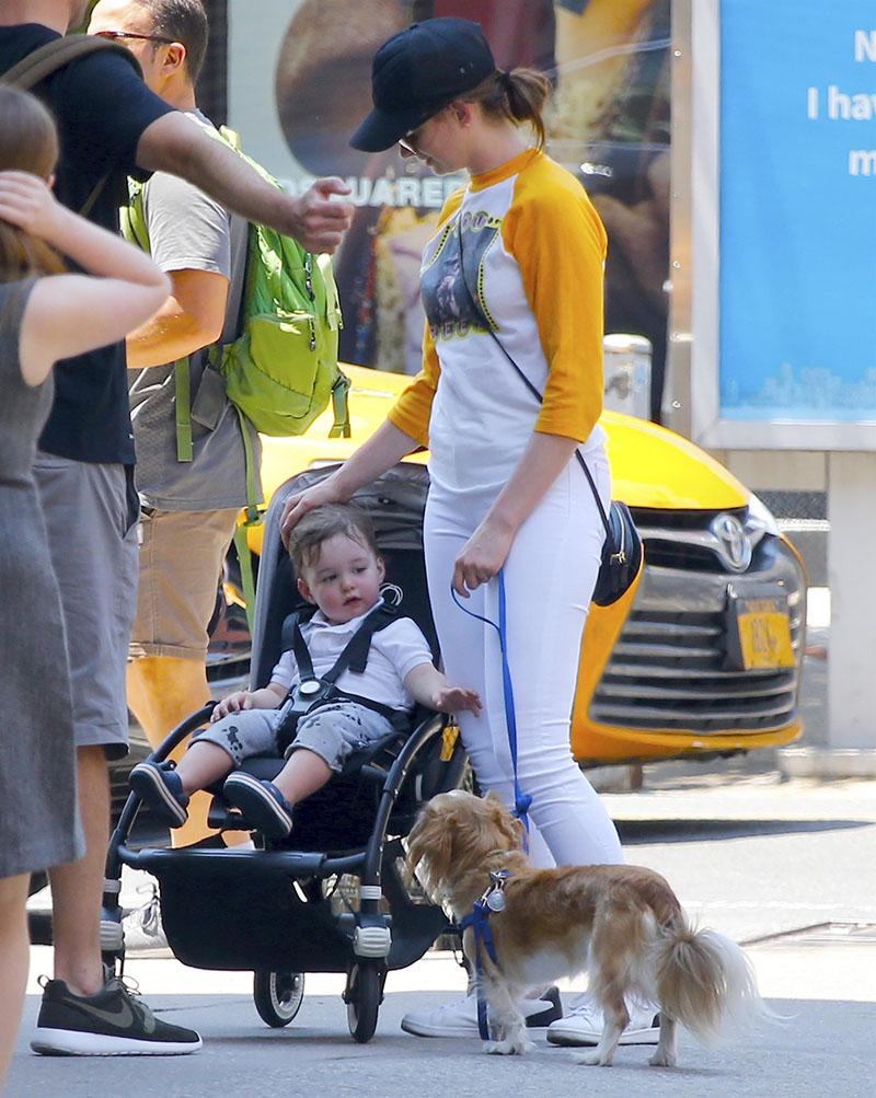 Anne Hathaway and little Jonathan enjoy the sun in the Big City