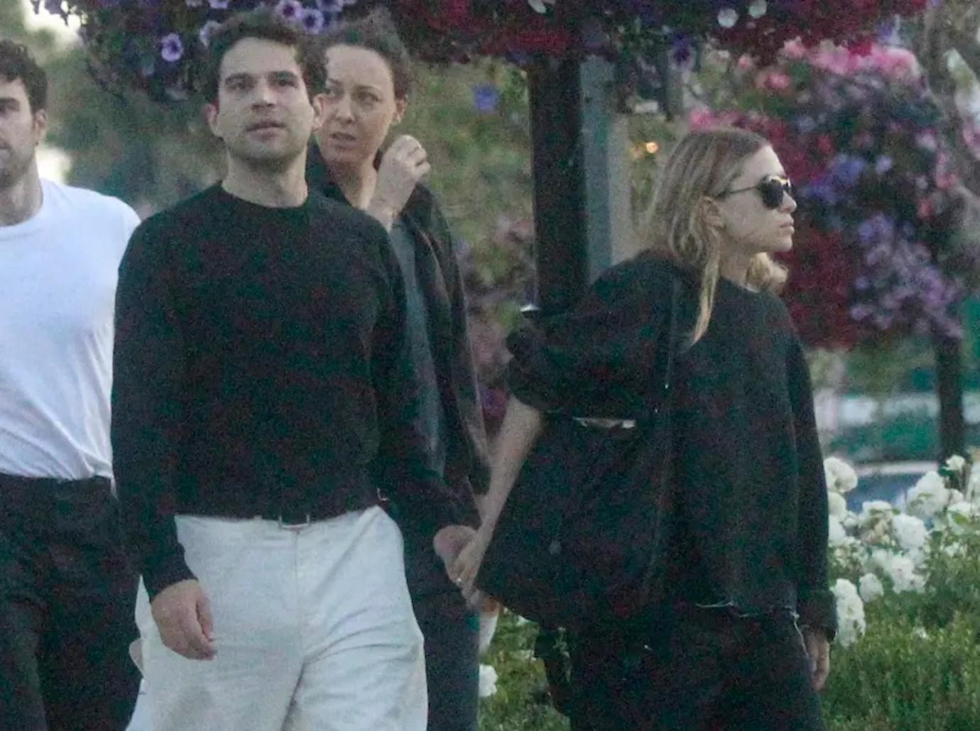 ashley olsen looked happy husband louis eisner art gallery show