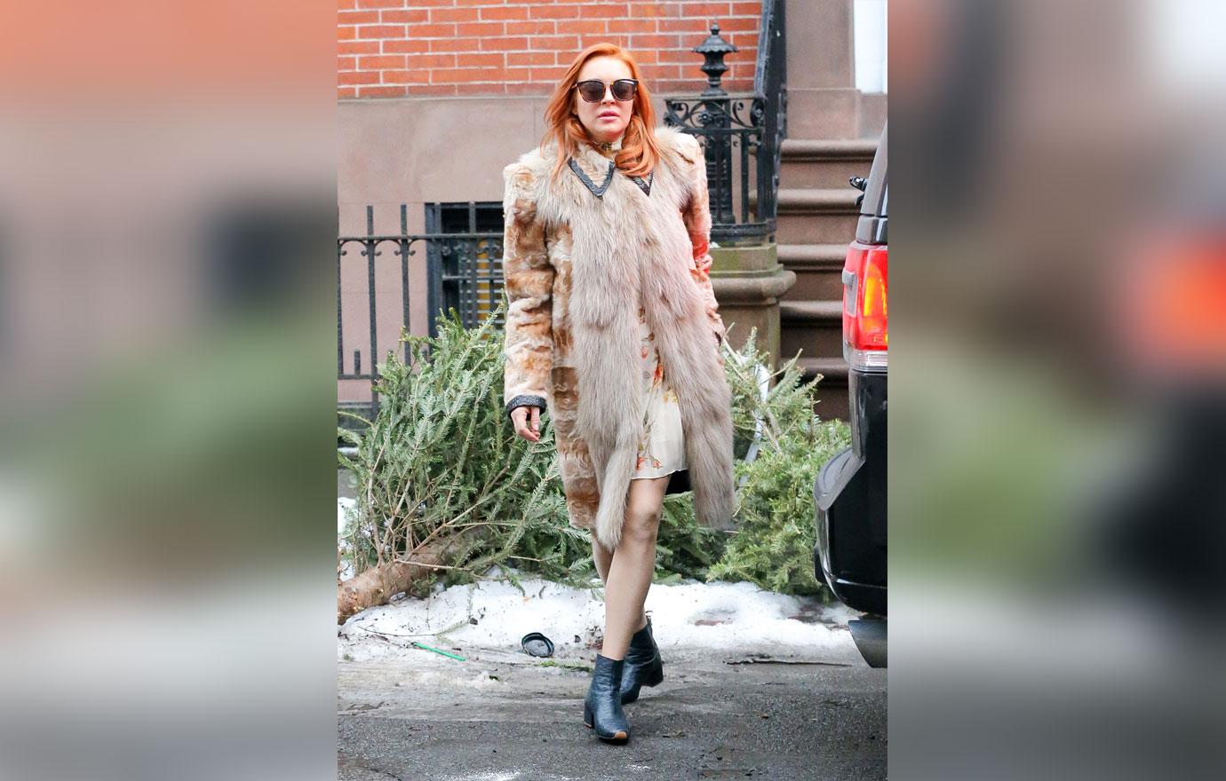 Lindsay lohan demands waitresses wear matching shoes 3