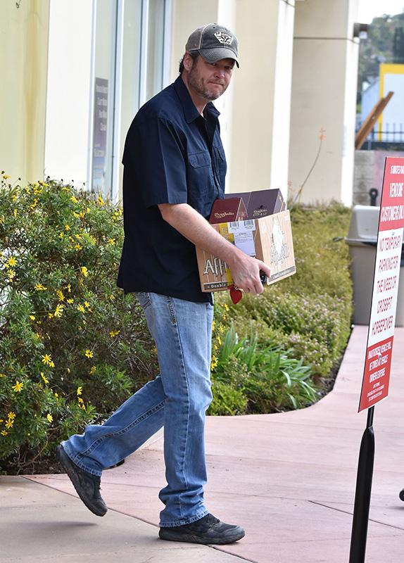 Blake Shelton Stops By A Liquor Store In Studio City