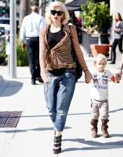 2010__03__Gwen_Stefani_Feb26_March16 176×224.jpg