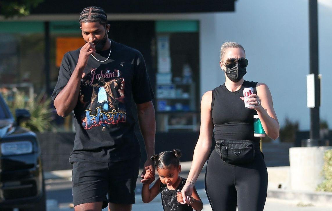 khloe kardashian jokes outfit buried rich husband vibes tristan thompson paternity scandal