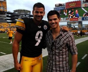 2010__08__Taylor_Lautner_Aug17newsneb 300&#215;248.jpg