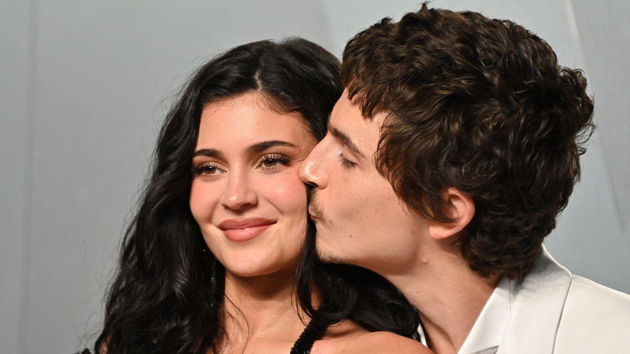 Image of a source claimed Kylie Jenner feels relaxed and secure in her relationship with Timothée Chalamet, adding that they are not rushing their future together.
