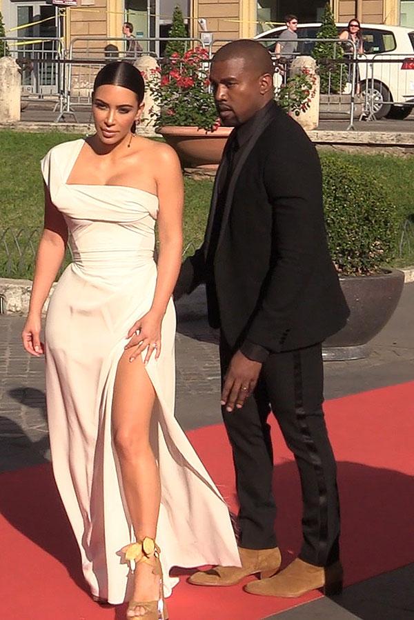 Kim kardashian wardrobe malfunction