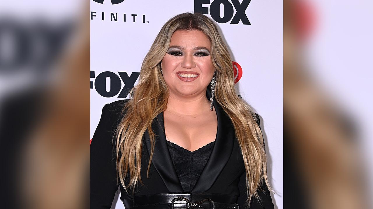 Photo of Kelly Clarkson claimed she was spoken to in a 'condescending tone' during the encounter with Brooklyn's Art of Play store.
