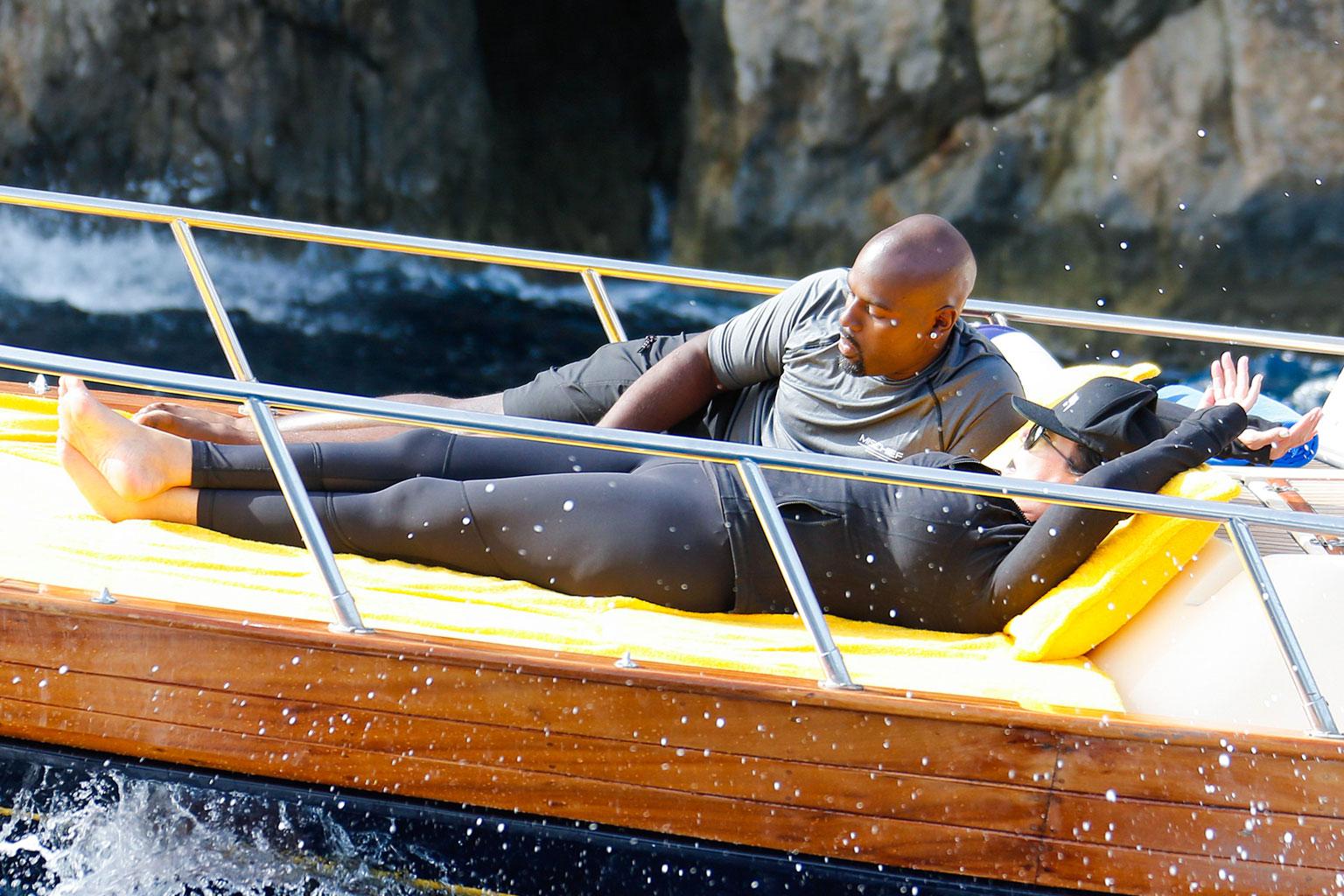 *PREMIUM EXCLUSIVE* Kris Jenner and Corey Gamble cozy up on a boat in Italy