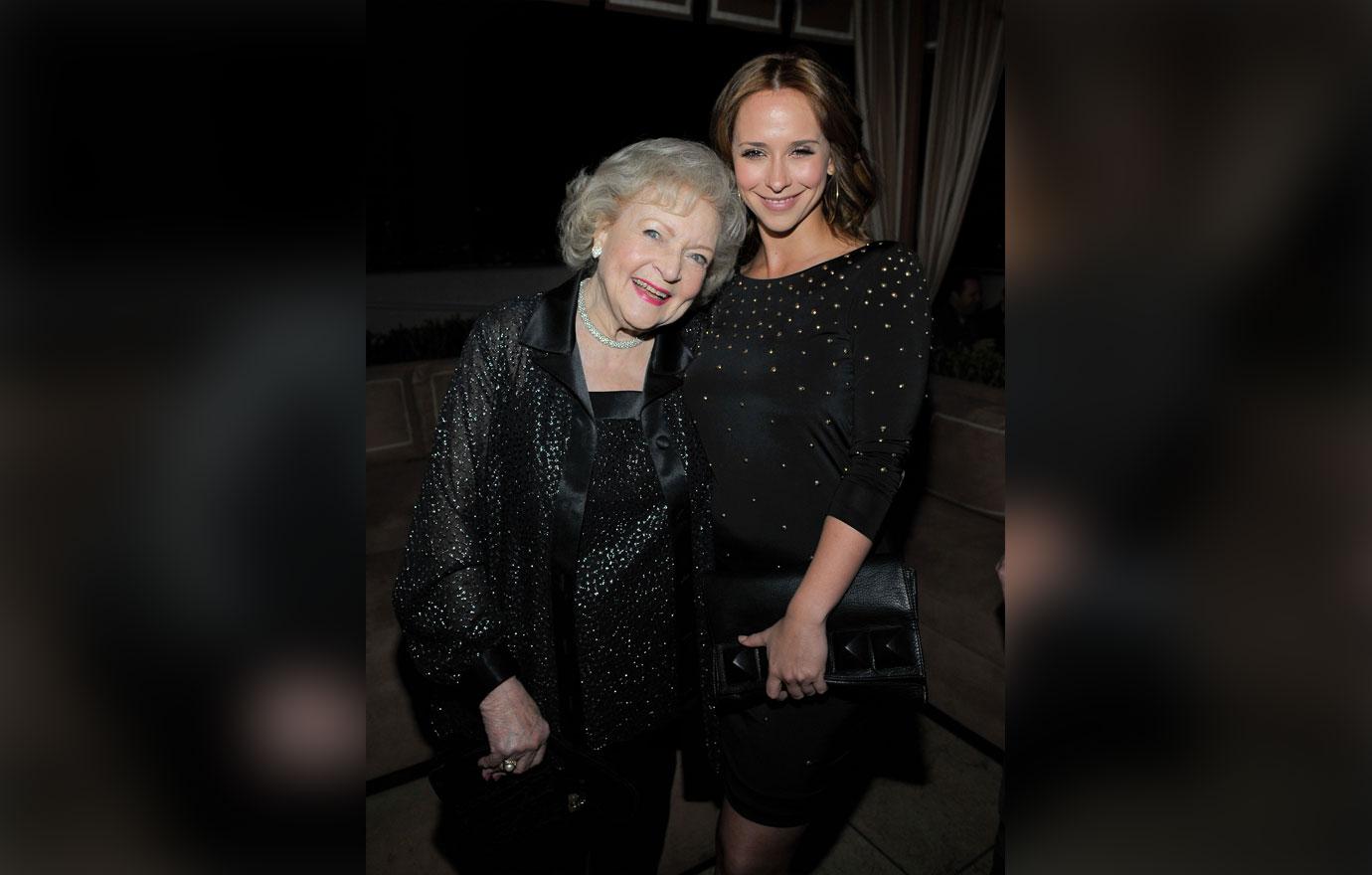 Jennifer love hewitt wild night out betty white 4