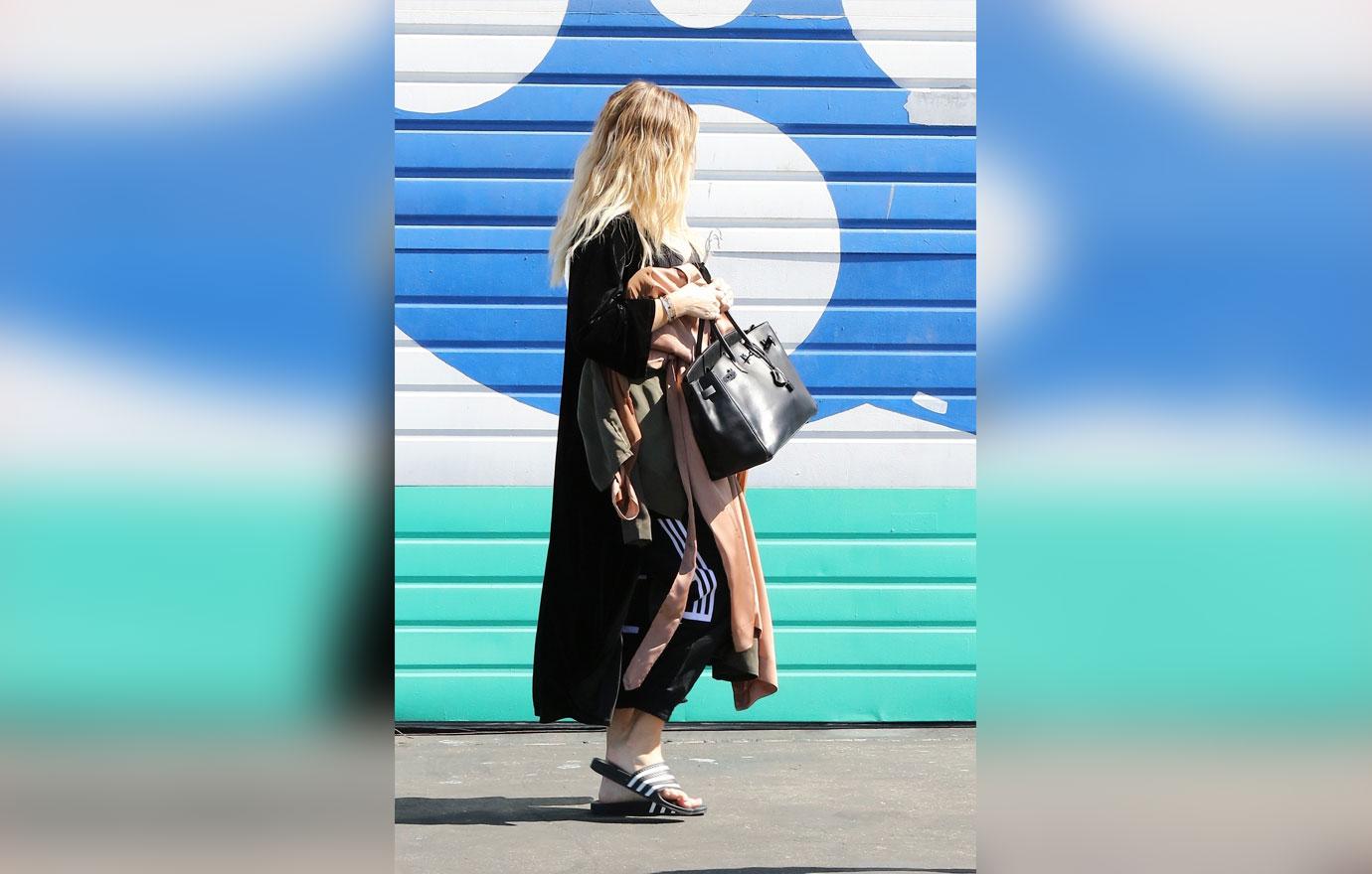 Khloe kardashian baby bump