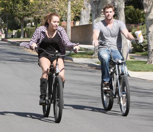 Miley cyrus liam hemsworth engaged june6 0004_ _1.jpg