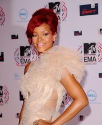 2010__11__Riihanna_Nov12newsnea 205×300.jpg