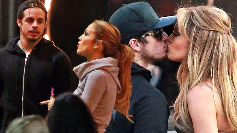 Jennifer lopez casper smart kissing1