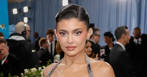 kylie jenner screams pain feet stuck stiletto heels met gala