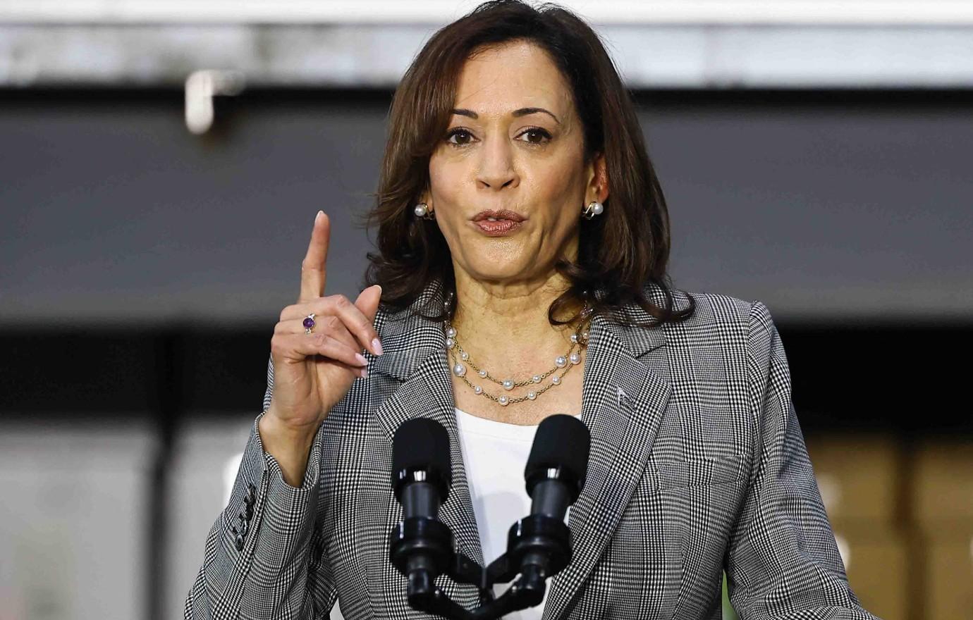 kamala harris playfully dodges reporter question shrimp grits