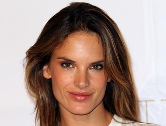 Alessandra ambrosio pregnant dec28.jpg