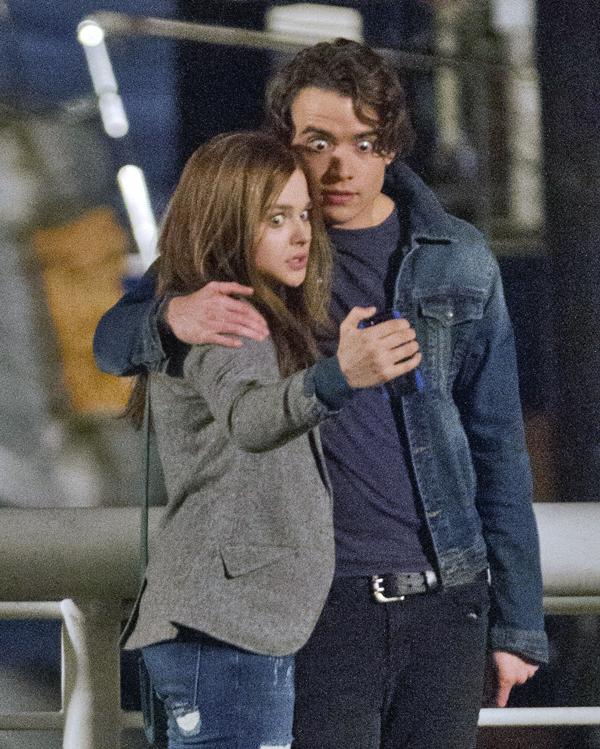 Chloe Grace Moretz &#038; Jamie Blackley Take Funny Selfies On Set