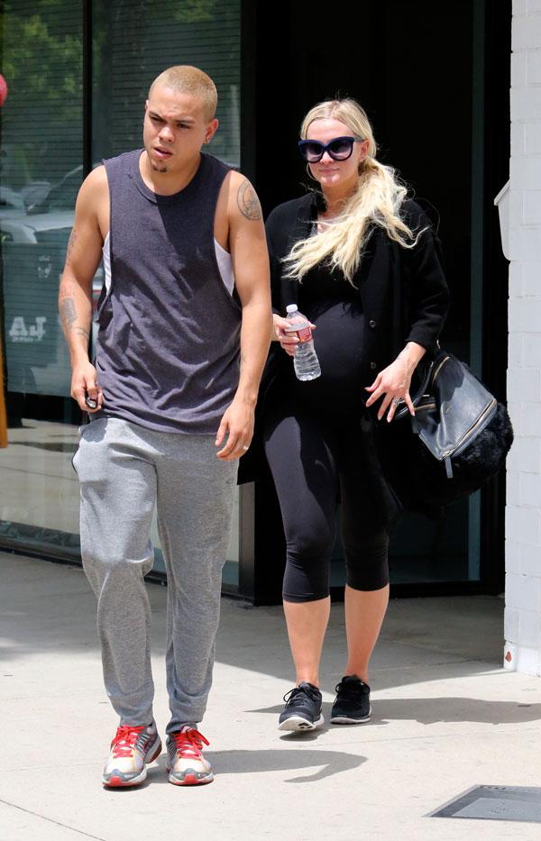 Pregnant ashlee simpson evan ross date lunch 01