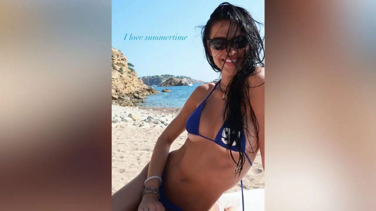 Photo of Amelia Gray Hamlin used her wet hair as the perfect prop for a beach photoshoot.