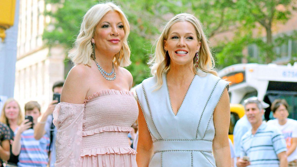 Image of Jennie Garth and Tori Spelling launched the '90210MG' rewatch podcast in 2020.
