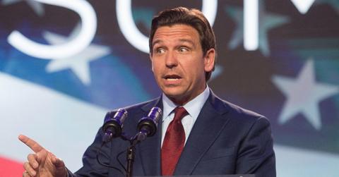 ron desantis mocked large chair makes him look little boy pp