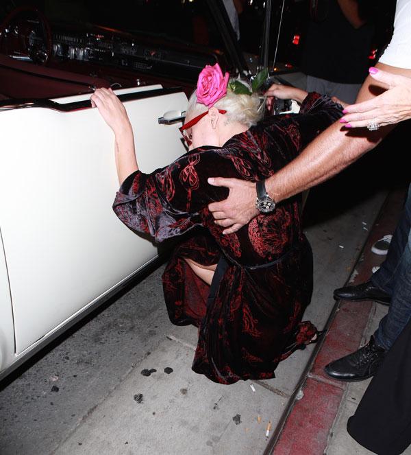 Lady gaga falls lisa vanderpump dinner 03