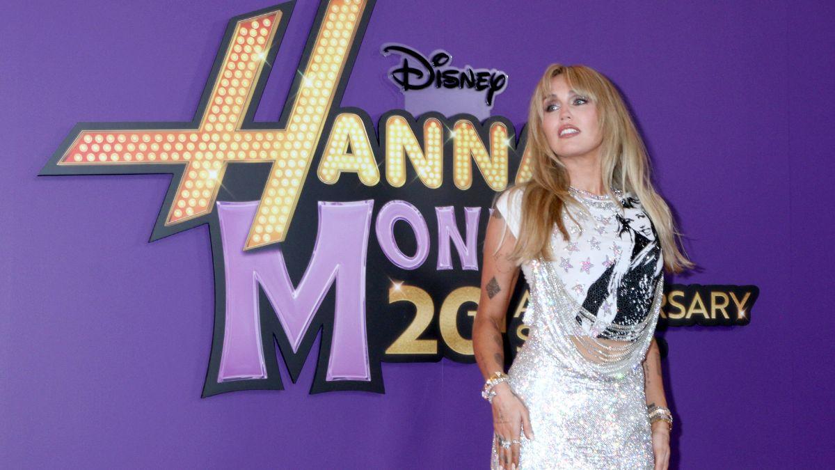 Image of She revisited 'Hannah Montana' during the anniversary special premiere.