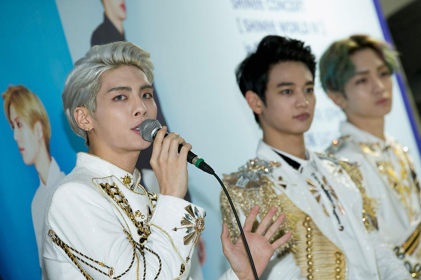 Jonghyun with mic